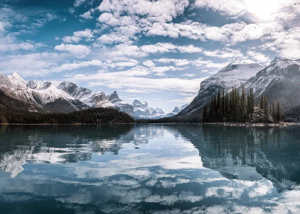 Jasper Ulusal Parkı Kanada Daki Maligne Gölü Nün Kanada Kayalıkları — Stok fotoğraf