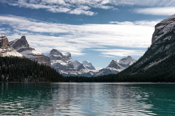 Vista Rockies Canadienses Reflexión Sobre Lago Maligne Parque Nacional Jasper — Foto de Stock