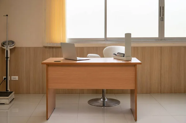 Ingen Trä Skrivbord Med Blodtrycksmätare Laptop Och Viktvåg Kliniken — Stockfoto