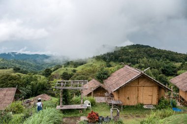 # Tepedeki ahşap kulübe # # Tropikal yağmur ormanlarındaki dağların arasında #