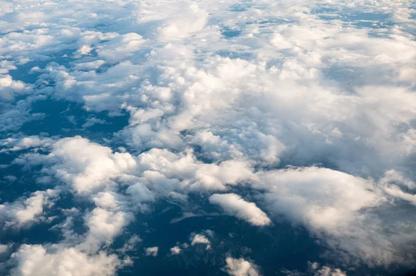 Widok Samolotu Latającego Nad Chmurami Niebie Słoneczny Dzień — Zdjęcie stockowe