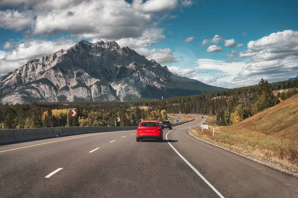 Οδική Εκδρομή Αυτοκίνητο Οδήγηση Στο Δρόμο Βραχώδη Βουνά Φθινόπωρο Στο — Φωτογραφία Αρχείου