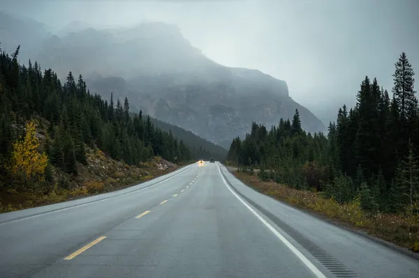 Route Asphaltée Droite Avec Montagnes Rocheuses Par Temps Sombre Automne — Photo