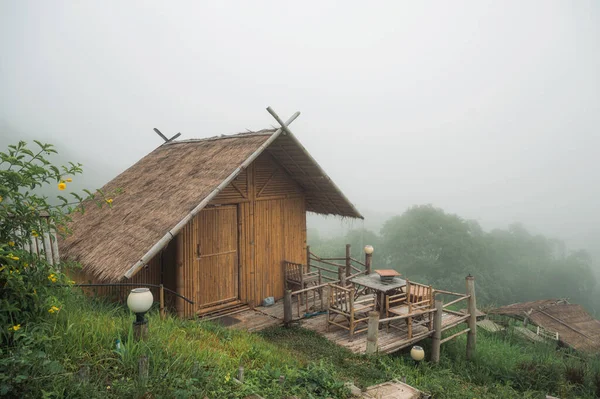 早上在热带雨林的山上 在雾中的木制茅草屋度假胜地 — 图库照片