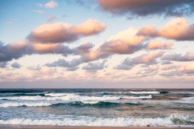 Akşamları tropikal denizin üzerinde bulutlar olan güzel renkli gökyüzü.