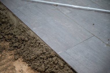 Banyonun zemininde gri granit fayansla döşenmiş.