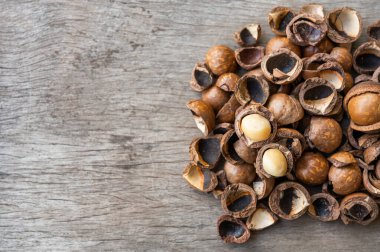 Ahşap masada soyulmuş organik Macadamia fındığı yığını.