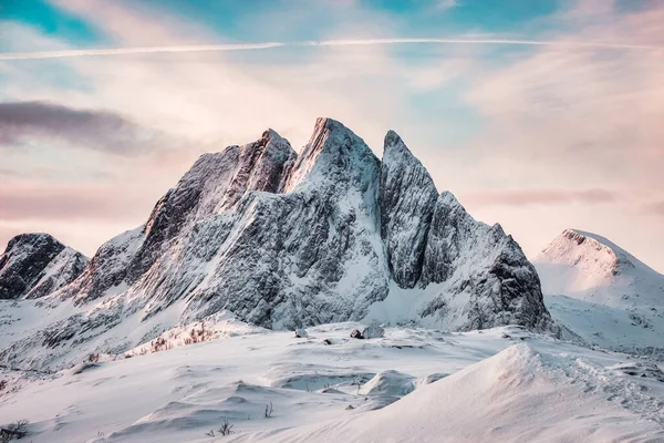 Majestic Χιονισμένο Βουνό Πολύχρωμο Ουρανό Στο Βουνό Segla Στο Νησί — Φωτογραφία Αρχείου