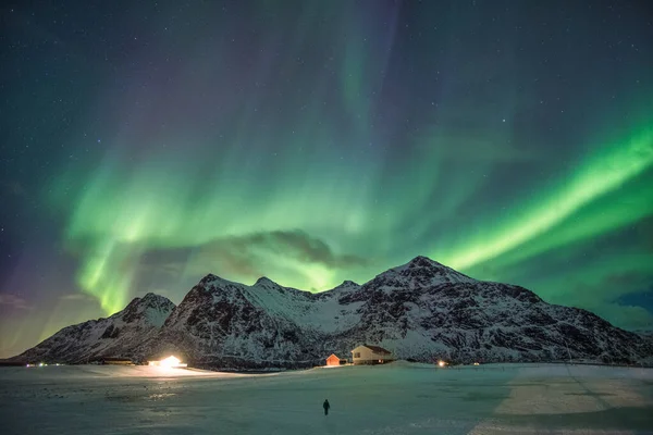 Aurora Borealis Zorza Polarna Nad Pasmem Górskim Śniegu Skagsanden Plaży — Zdjęcie stockowe