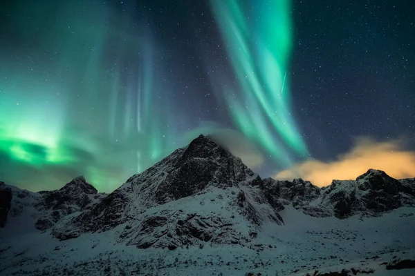 Aurora Boreal Luzes Norte Com Estrela Sobre Pico Montanha Neve — Fotografia de Stock