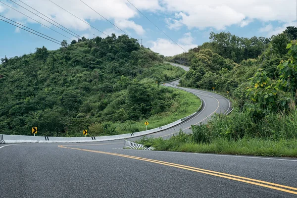 ナン県の熱帯雨林の山頂にある3のような曲がりくねった道 — ストック写真