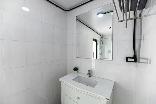 Interior Baño Blanco Con Lavabo Grifo Espejo — Foto de Stock