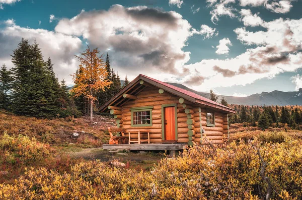Drewniana Chatka Błękitnym Niebem Jesiennym Lesie Parku Narodowym — Zdjęcie stockowe