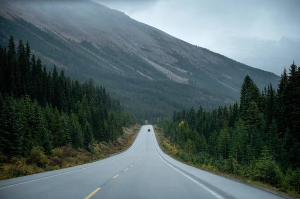 Route Asphaltée Droite Avec Montagnes Rocheuses Par Temps Sombre Automne — Photo