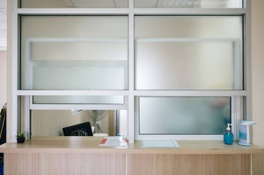 Kalın pencereli eczane odası ve hastanede ahşap tezgah.