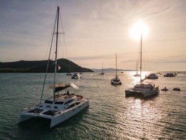 Günbatımında tropikal denizde yüzen lüks yatların hava manzarası. Tatil ve tatil kavramı