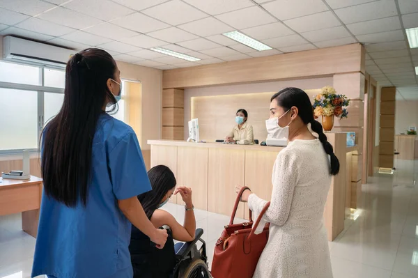 Nurse Service Pushing Asian Patient Woman Wheelchair Contact Receptionist Admitted — Stock Photo, Image