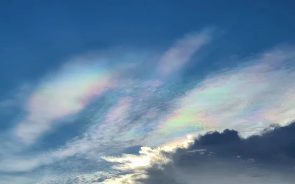 Fenômeno Natural Nuvem Arco Íris Nuvem Iridescente Céu Azul — Fotografia de Stock