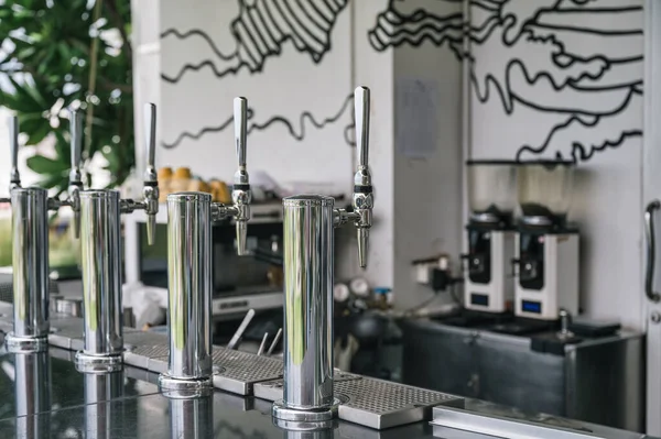 Row Stainless Draft Beer Dispenser Counter Bar — Stock Photo, Image