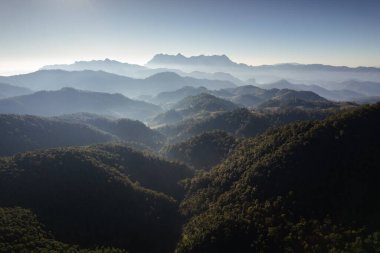 Doi Luang Chiang Dao 'nun güneşli bir günde ulusal parktaki tropikal yağmur ormanlarındaki dağ katmanı ve sisli hava görüntüsü.