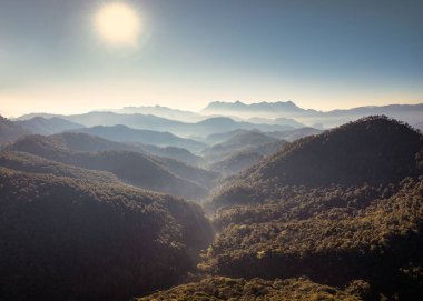 Doi Luang Chiang Dao 'nun güneşli bir günde ulusal parktaki tropikal yağmur ormanlarındaki dağ katmanı ve sisli hava görüntüsü.