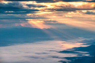 Gün ışığı Doi Luang Chiang Dao dağının üzerinde bulutlu ve sisli bir şekilde parıldıyor. Doi Dam, Wiang Haeng, Chiang Mai, Tayland