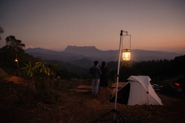 Weißes Zelt Mit Laternenbeleuchtung Und Touristen Stehen Genießen Den Berggipfel — Stockfoto