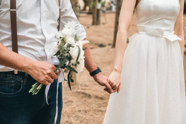 Großaufnahme Braut Und Bräutigam Stehen Händchen Haltend Mit Blumenstrauß Wald — Stockfoto