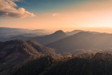 Ulusal parkın uzak kırsalındaki tropikal yağmur ormanlarında gün batımının dağ sıralarının üzerindeki hava manzarası. Chiang Mai, Tayland. Çevresel koruma