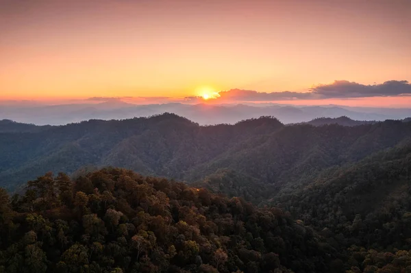 Vista Aérea Hermosa Puesta Sol Sobre Cordillera Selva Tropical Campo — Foto de Stock