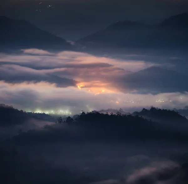 Mysterious Foggy Hill Illuminated City Valley Dawn National Park — Stock Photo, Image