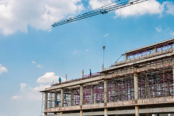 Estrutura Grande Edifício Com Trabalhador Trabalhando Guindaste Andaime Canteiro Obras — Fotografia de Stock