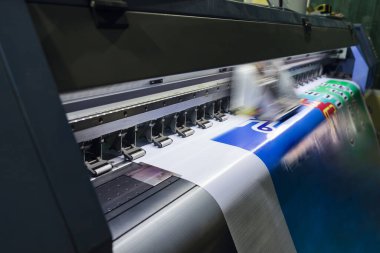 İş yerinde vinil kağıt üzerinde çalışan büyük format mürekkep jeti yazıcı makinesi