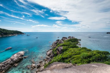 Similan adaları, Andrea 'nın tropikal denizleri ve mavi gökyüzü açısından yaz günü. Phang nga, Tayland