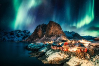 Aurora Borealis, Kuzey ışıkları dağın tepesinde Hamnoy, Lofoten adaları, Norveç 'teki balıkçı köyü kıyılarında.