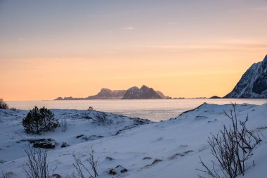 Nordland, Lofoten Adaları, Norveç 'te kışın kışın kıyı şeridinde karlı dağ manzarası