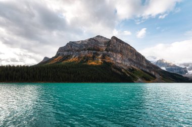 Banff Ulusal Parkı, AB, Kanada 'da Louise Gölü' nde kayalık dağların manzarası ve bulutlu