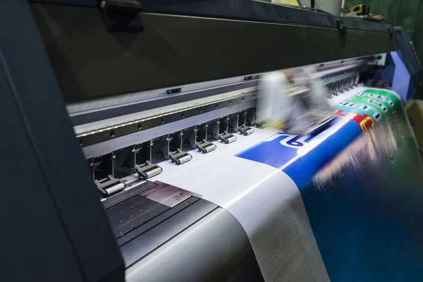 İş yerinde vinil kağıt üzerinde çalışan büyük format mürekkep jeti yazıcı makinesi