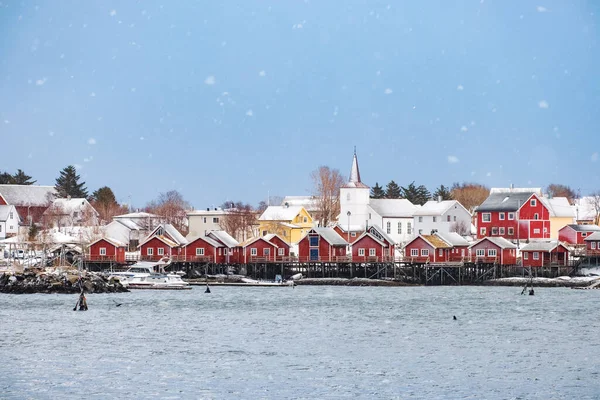 Vissersdorp Met Christelijke Kerk Reine Stad Aan Kust Tijdens Sneeuwdag — Stockfoto