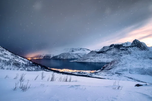 Paisaje Cordillera Cubierta Nieve Con Ciudad Iluminada Costa Ventisca Monte —  Fotos de Stock