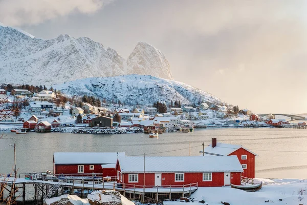 ノルウェー ロフトテン島のライン町で冬に雪に覆われた山と海岸線の北欧漁村の美しい景色 — ストック写真
