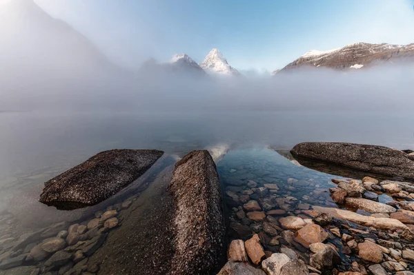 Cenário Monte Assiniboine Com Rochas Nevoeiro Lago Magog Pela Manhã — Fotografia de Stock