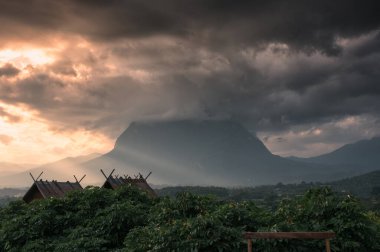 Akşam Chiang Dao, Chiang Mai, Tayland 'da güneş ışığı ve bulutlarla kaplı Doi Luang Chiang Dao dağının manzarası