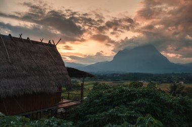 Ahşap kulübe ve Doi Luang Chiang Dao dağ manzarası gün batımında Chiang Dao, Chiang Mai, Tayland