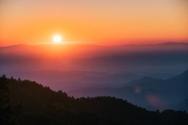 Dağların üzerinde gün doğumunun güzel manzarası... Tropikal yağmur ormanlarında gökyüzü... Ulusal parkta sabah...