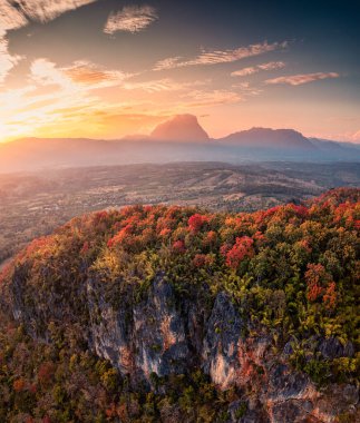 Chiang Dao, Chiang Mai, Tayland 'ın başkenti Chiang Dao' da tepede renkli bir sonbahar ormanı olan Doi Luang Chiang Dao dağının üzerinde gün batımı manzarası.