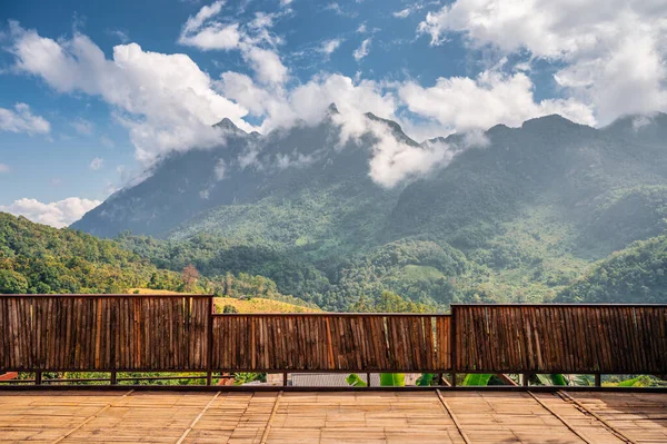 Krajobraz Doi Luang Chiang Dao Góry Chmurami Pokryte Drewnianego Balkonu — Zdjęcie stockowe
