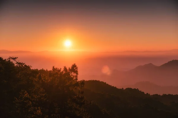 Hermosa Vista Del Amanecer Sobre Montaña Con Cielo Colorido Selva — Foto de Stock