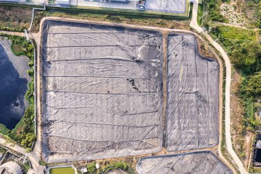 Geniş atık su arıtma havuzu ve yenilenebilir enerji biyoetanol bitkisindeki plastik kaplı fermantasyon biyokütle göletinin havadan görünüşü