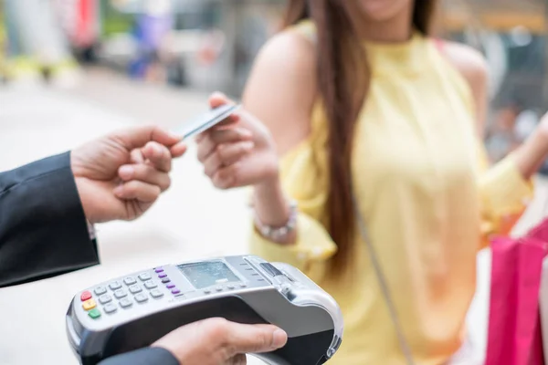 Närbild Kvinna Betalande Kreditkort Med Betalterminal Och Kassör Man — Stockfoto